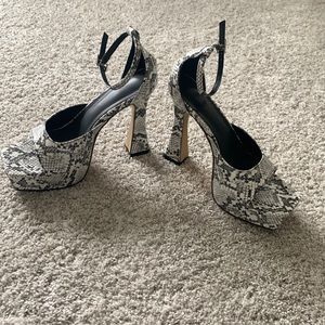 Snakeskin print platform heels. Size 37/7